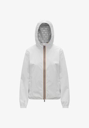 Biała kurtka przeciwdeszczowa z kapturem, elastycznymi mankietami, przednimi kieszeniami oraz suwakiem z wielokolorową lamówką, przedstawiona na jednolitym tle.