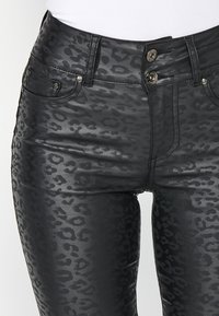 Koroshi Uske traperice - black