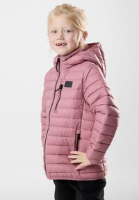 Giacca trapuntata rosa con cappuccio, zip sul davanti e dettagli neri. Presenta una piccola tasca sul petto e polsini elasticizzati.
