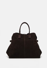 Sac cabas en daim brun avec deux poignées arrondies, un dessus zippé et un grand compartiment principal. Il présente une couture au centre et des poches latérales.