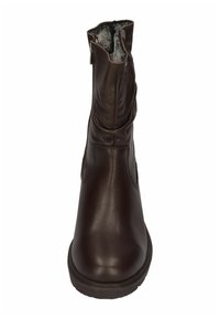 Brun læderankelstøvle med en tekstureret overflade og et let slasket design. Har en lynlås på siden og en blød, foret inderside.