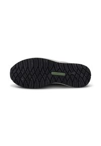 Schwarze Gummisohle mit strukturiertem Profil und grünem Akzentlabel; flexibles Design, geeignet für verschiedene Oberflächen und Bedingungen.