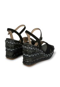 Sandali con zeppa in suede nera con un tacco intrecciato testurizzato, caratterizzati da un mix di materiali neri e grigi, un cinturino alla caviglia regolabile e un design open-toe.