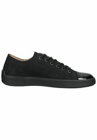 Sneaker in pelle nera con una finitura opaca liscia, punta lucida, lacci rotondi e suola in gomma nera testurizzata. Design semplice e a profilo basso.