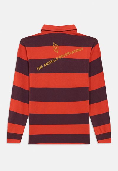 Rugbyshirt met lange mouwen en brede horizontale strepen in oranje en donkerpaars, gouden logo en tekst "The Animals Observatory" op de achterkant.