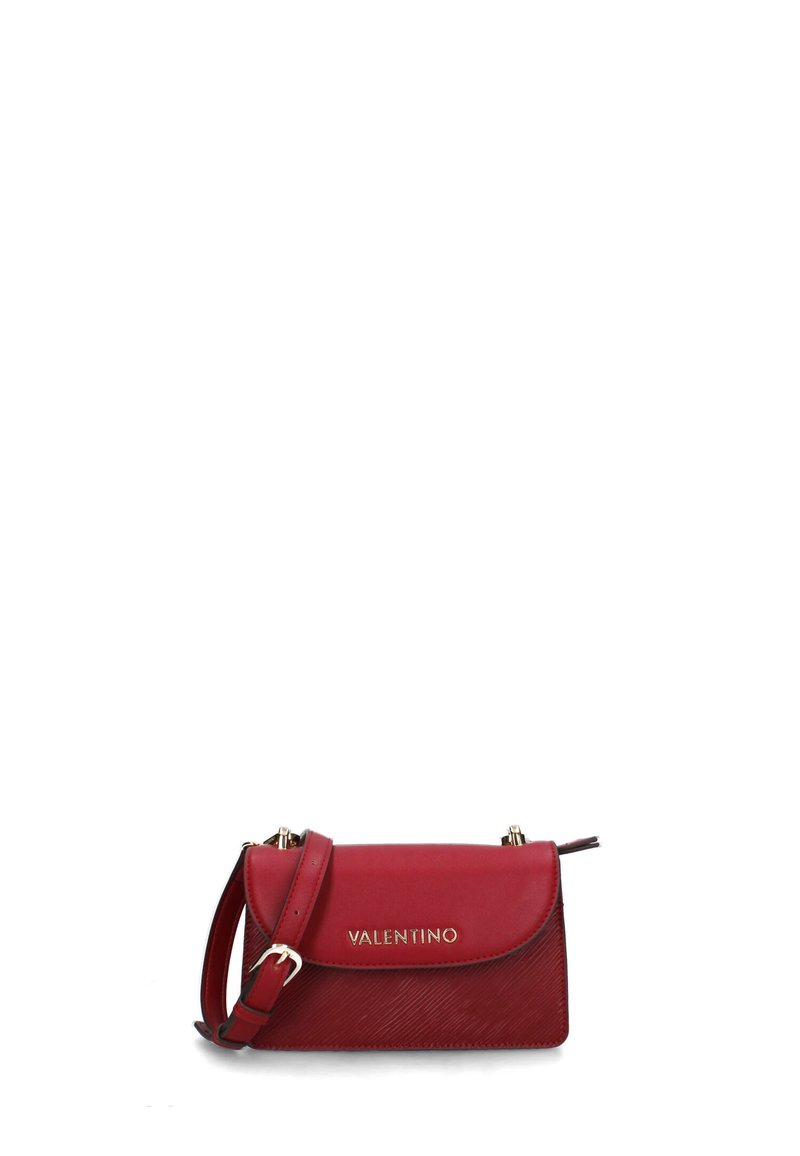 Bolso bandolera Red Valentino con correa ajustable, cierre de solapa y logo en tono dorado en la parte frontal, sobre fondo blanco.
