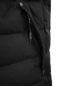 Schwarze Steppjacke mit gefütterter Textur, ausgestattet mit einer Reißverschlusstasche und Druckknopfverschluss. Glattes Material ohne sichtbare Muster oder Akzente.