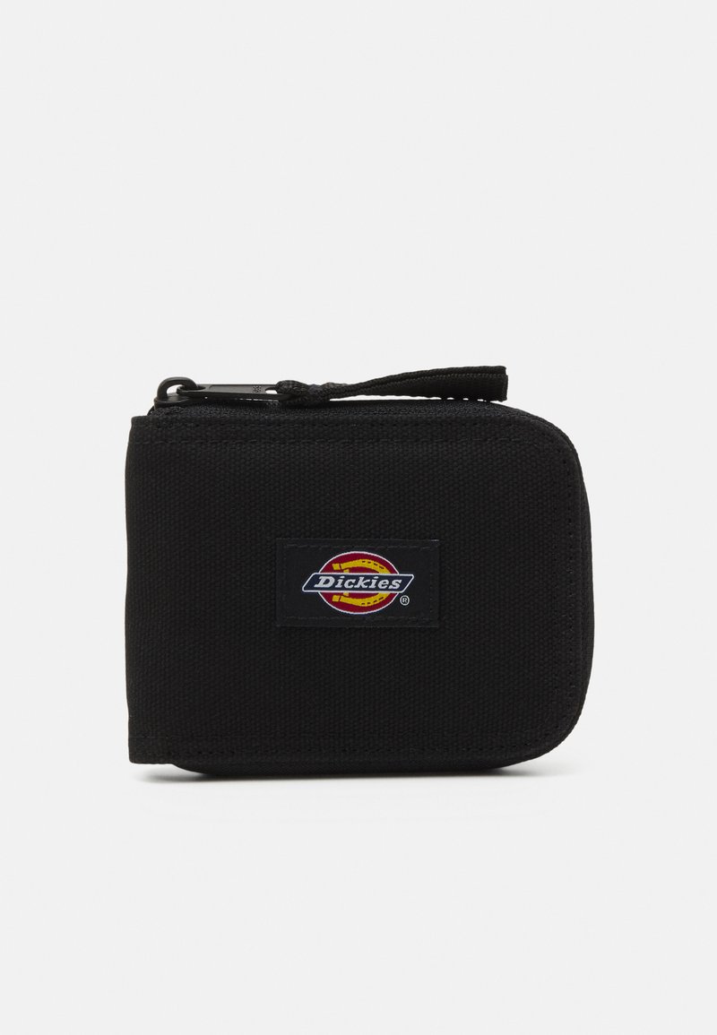 Billetera de tela negra con cierre de cremallera, que presenta un prominente parche con el logo de Dickies en la parte frontal. Forma cuadrada compacta con una superficie texturizada.