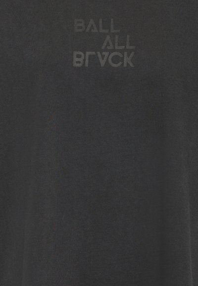 Fekete szövet fényes fekete szöveggel, amely "BALL ALL BLACK" feliratot jelenít meg egymásra helyezve, tükrözött stílusban, a felső középső részen.