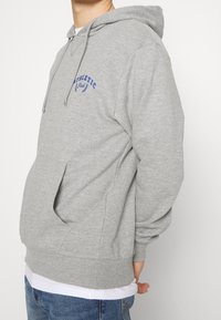 Šedá mikina s kapucí z bavlněné směsi, s přední kapsou kangaroo, stahovací kapucí a modrým vyšitým nápisem "Athletic Club".