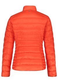 Puffig orange jacka med horisontellt räfflad mönster, hela ärmar och hög krage. Har en metallknapp vid nackens baksida.