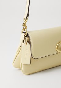 COACH JET SHOULDER BAG - Borsa a mano - light yellow