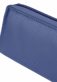 Portafoglio blu in pelle con superficie testurizzata, chiusura a zip e nome del marchio impresso. Forma rettangolare con design pulito e minimalista.