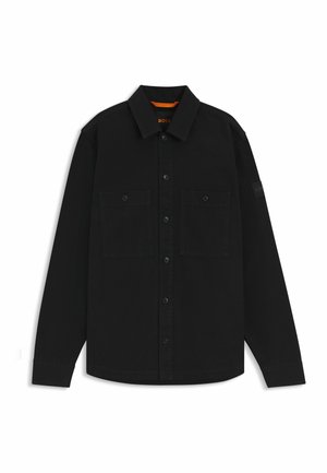 Camicia nera a maniche lunghe realizzata in cotone, con chiusura frontale a bottoni, due tasche sul petto e un patch con logo sulla spalla. Tessuto morbido.