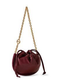 Bordeauxfarbene Leder-Eimer-Tasche mit einem goldenen Kettenriemen, Kordelzugverschluss und strukturiertem Detail am Boden. Glatte und weiche Oberfläche.