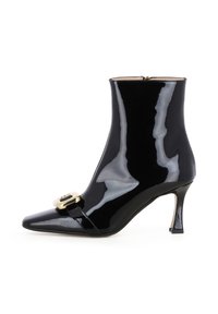 Bottine en cuir verni noir avec un bout pointu et une boucle dorée. Dotée d'un talon effilé et d'une surface lisse et brillante. Fermeture à glissière sur le côté.