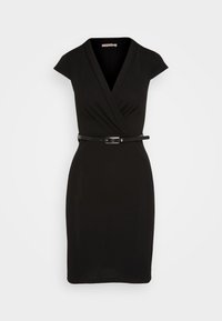 Robe noire longueur genou à manches courtes, style cache-cœur avec col en V et une fine ceinture noire avec une boucle argentée rectangulaire à la taille.