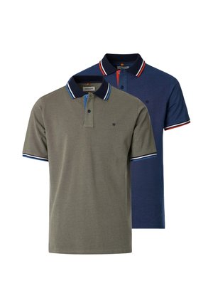 Zwei kurzärmelige Poloshirts mit kontrastierenden Kragen und Ärmelsäumen, eines olivgrün mit blauen Akzenten, das andere marineblau mit roten Akzenten.