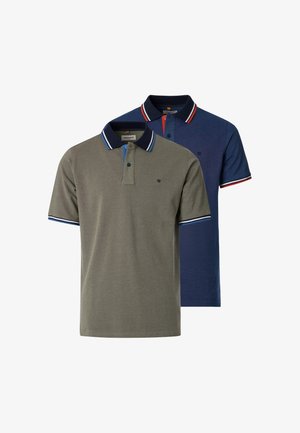 To polo t-shirts med korte ærmer med kontrastfarvede kraver og ærmekanter, den ene i olivengrøn med blå accenter, den anden marineblå med røde accenter.
