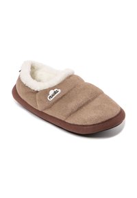 Zapatilla de ante marrón con un suave forro de lana blanca, diseño acolchado y suela de goma. Presenta un logo en el lado exterior.