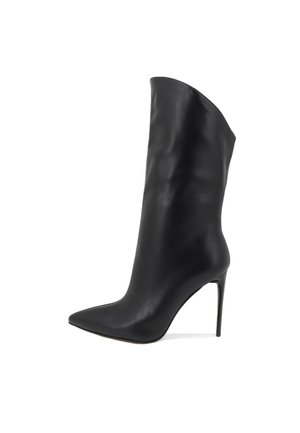 Stivale in pelle nera alla caviglia con punta affilata, alto tacco a stiletto e superficie liscia. Presenta un'altezza del gambale che si estende sopra la caviglia.