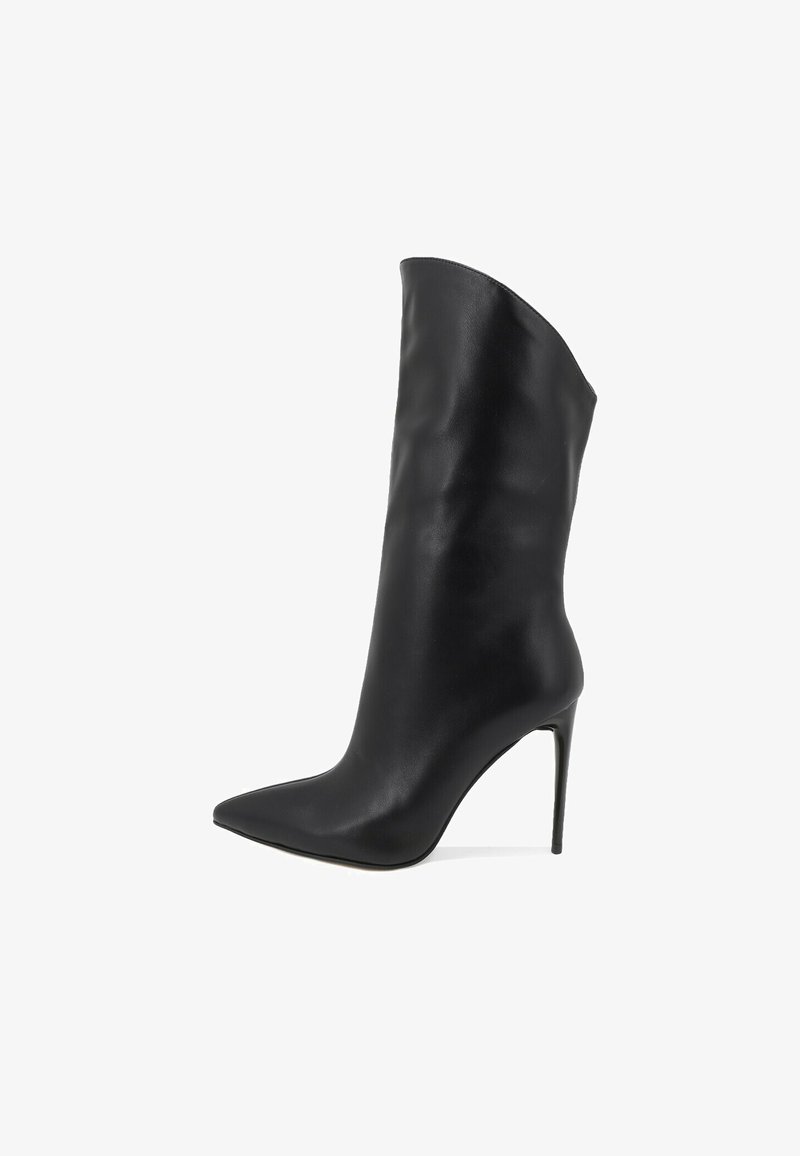 Stivale in pelle nera alla caviglia con punta affilata, alto tacco a stiletto e superficie liscia. Presenta un'altezza del gambale che si estende sopra la caviglia.