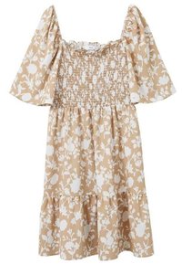 Robe imprimée florale beige avec des fleurs blanches ; présente un décolleté carré, un corsage smocké, des manches courtes bouffantes, se terminant par une jupe à volants.