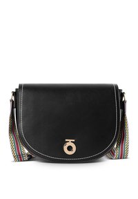 Borsa a tracolla nera in pelle con un cappuccio curvo, cuciture bianche a contrasto e una tracolla intrecciata a strisce multicolori. Accentazione del logo in metallo.