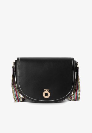 Borsa a tracolla nera in pelle con un cappuccio curvo, cuciture bianche a contrasto e una tracolla intrecciata a strisce multicolori. Accentazione del logo in metallo.