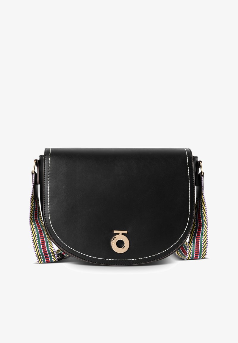 Borsa a tracolla nera in pelle con un cappuccio curvo, cuciture bianche a contrasto e una tracolla intrecciata a strisce multicolori. Accentazione del logo in metallo.