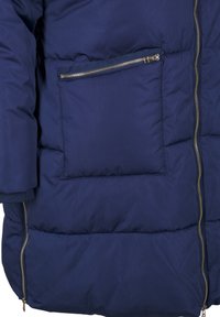 Donkerblauwe pufferjack met een ritszak aan de zijkant, verticale ritsluiting, geborduurde textuur en geribbelde manchetten.