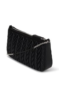 Must musträtikute nahk käekott hõbedase ahelaga rihmaga ja lukuga, kallakult valgel taustal.