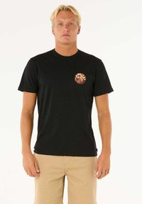 Camiseta de algodón negra con un gráfico circular multicolor en la parte izquierda del pecho. Mangas cortas y un corte estándar.
