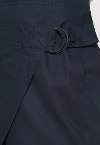 Lacoste Zavinovací sukně - dark blue