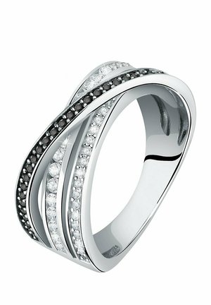 Silberring mit verwobenen Bändern, der schwarze und weiße Edelsteine entlang der Kanten aufweist. Glatte, polierte Oberfläche; modernes Design.