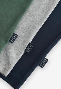 Tre t-shirt in verde bosco, grigio chiaro e blu navy. Materiale in cotone morbido con etichette laterali che mostrano il logo "BAKER".