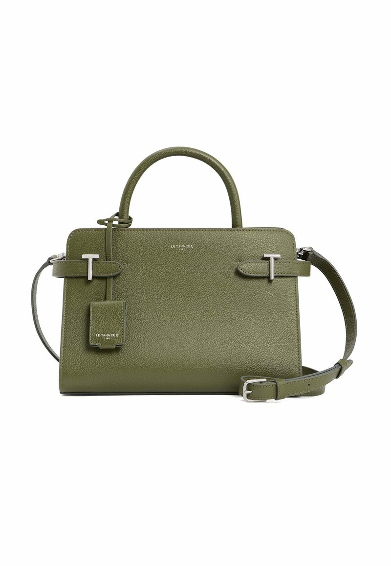 Borsa a mano in pelle verde oliva con chiusura a zip, manici doppi, tracolla regolabile e dettagli in metallo argentato. Presenta un'etichetta con logo.