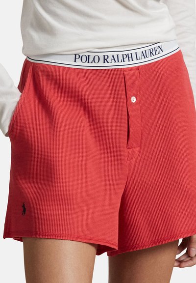 Röda boxershorts med våffelstruktur och vit midjeresår med texten "POLO RALPH LAUREN" i marinblått. Enkel knappstängning och broderad logga.