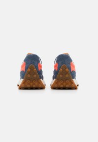 Blaue Wildledersneaker mit weißen Sohlen, die orangefarbene Akzente und eine strukturierte braune Gummisohle haben. Abgerundete Zehenform, Rückansicht angezeigt.