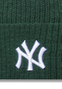 Gorro de punto acanalado verde con un logo de NY bordado en blanco. La textura es suave, con un diseño ajustado para mantener el calor.
