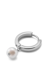 Sølv hoop øredobb med en glatt, rund design; har en hengende hvit perle festet med en liten metallmad.