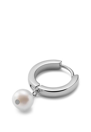 Sølv hoop øredobb med en glatt, rund design; har en hengende hvit perle festet med en liten metallmad.