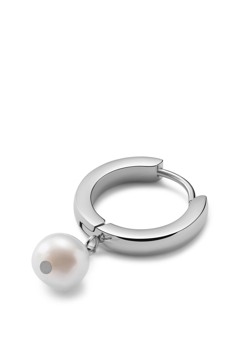 Sølv hoop øredobb med en glatt, rund design; har en hengende hvit perle festet med en liten metallmad.