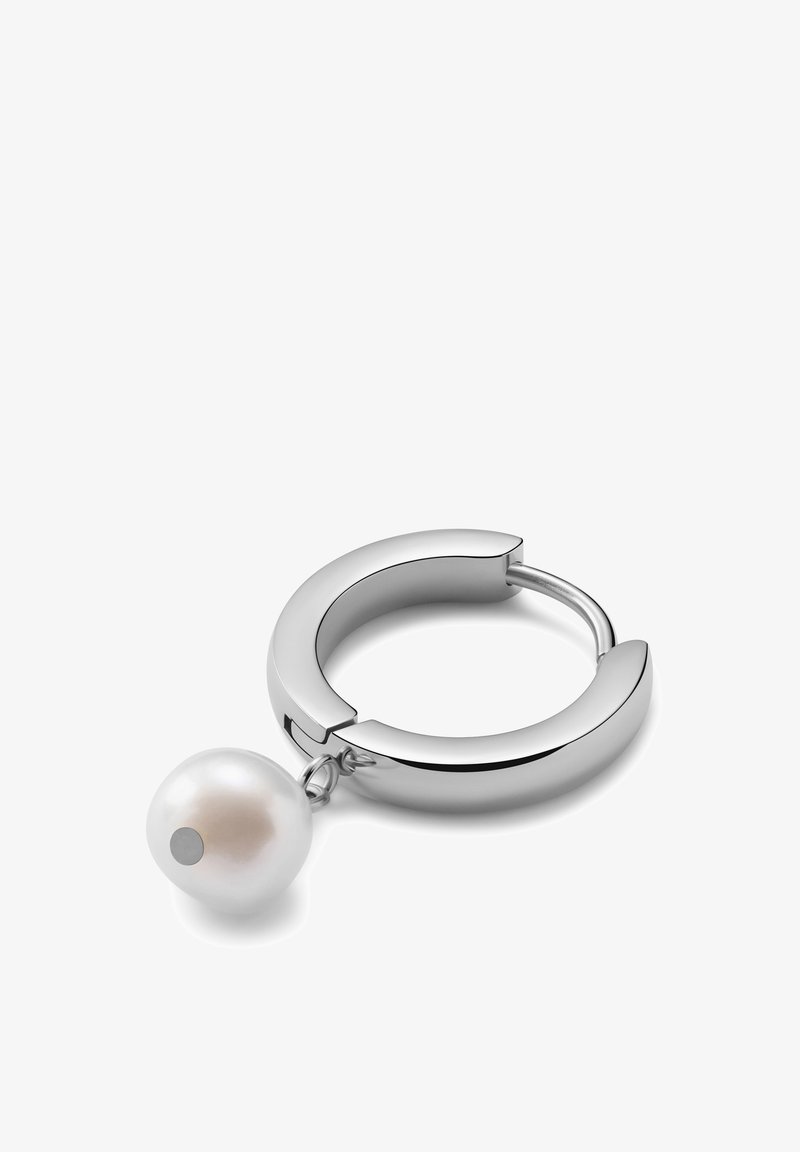 Sølv hoop ørering med et glat, afrundet design; har en hængende hvid perle, der er fastgjort med et lille metalled.