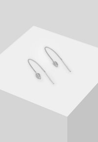 Pendientes en forma de hoja plateada con un diseño de cadena alargada y acentos rectos, que presentan un detalle texturizado de hoja en cada uno.