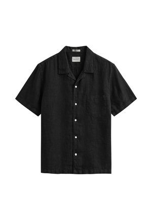 Schwarzes kurzärmeliges Hemd mit Reverskragen, Brusttasche und weißen Knöpfen, auf weißem Hintergrund präsentiert.