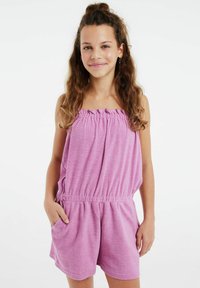 Paarse mouwloze jumpsuit met een elastische halslijn en tailleband, met twee zijzakken en een zachte, gestructureerde stof.