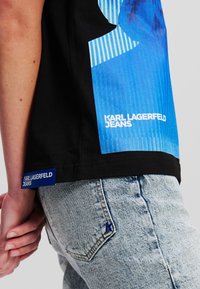 Karl Lagerfeld Jeans PRINT - Apdrukāts T-krekls - black