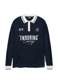 Polo en maille bleu marine à manches longues avec col et poignets blancs, patte de boutonnage, et texte blanc "91 ENDURING Courage" sur la poitrine.