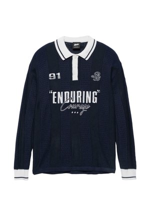 Polo in maglia blu navy a manica lunga con colletto e polsini bianchi, abbottonatura e scritta bianca "91 ENDURING Courage" sul petto.